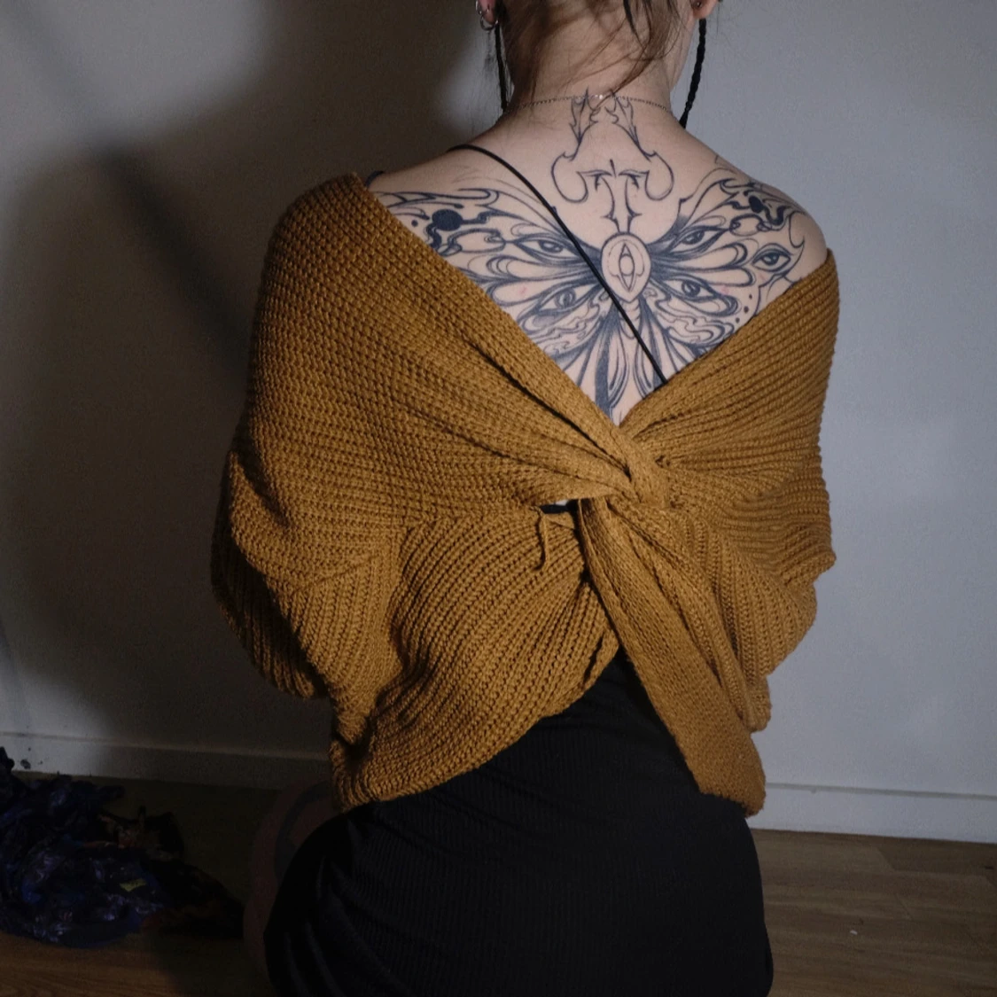 Brun stickad tröja med knytning