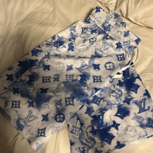  Louis Vuitton shorts  - Tjena, säljer mina lv badbyxor då jag inte använder dom längre. Dom är köpte här på plick och förra ägaren sa att dom var äkta. Dom är riktigt stiliga till sommaren😀hör av dig vid minsta frågan. Fraktar inom 24h