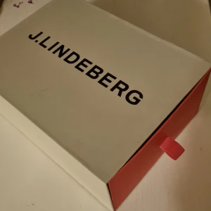 Svartvita sneakers från J.Lindeberg - Snygga svartvita sneakers från J.Lindeberg med en modern design. Skorna har en robust sula och perforerad ovandel för extra ventilation. Perfekta för en sportig look. Frakt ingår ej i priset. Kan även mötas upp i västerås om man vill. 