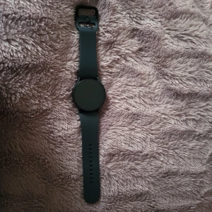 Svart smartklocka - Snygg och modern svart smartklocka med rund urtavla och justerbart armband. Perfekt för den teknikintresserade som vill hålla koll på tiden och mycket mer. Passar till alla tillfällen och outfits. Har bra funktioner. Pris kan diskuteras vid snabb affär.