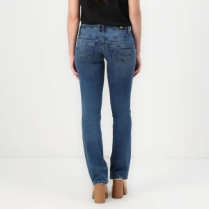 Ltb Valerie bootcut  - Snygga blå bootcut jeans med klassisk femficksdesign. De har en bekväm passform och är perfekta för en avslappnad stil. Jeansen är tillverkade i ett slitstarkt denimtyg.