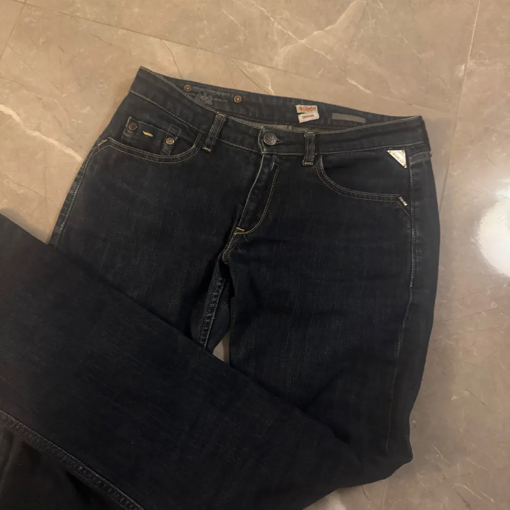 Jag säljer ett par lågmidjade, straight leg jeans från Replay som har jättefina fickor och väldigt populära. Har endast kommit till användning ett få tal gånger. Storleken på jeansen är 27/32.. Farkut & Housut.