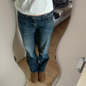 Blå jeans med rak passform - Snygga blå jeans med rak passform och klassisk design. De har en låg midja och är perfekta för en avslappnad stil. Jeansen har fyra fickor och knappar i midjan. De passar mig som är 177cm!