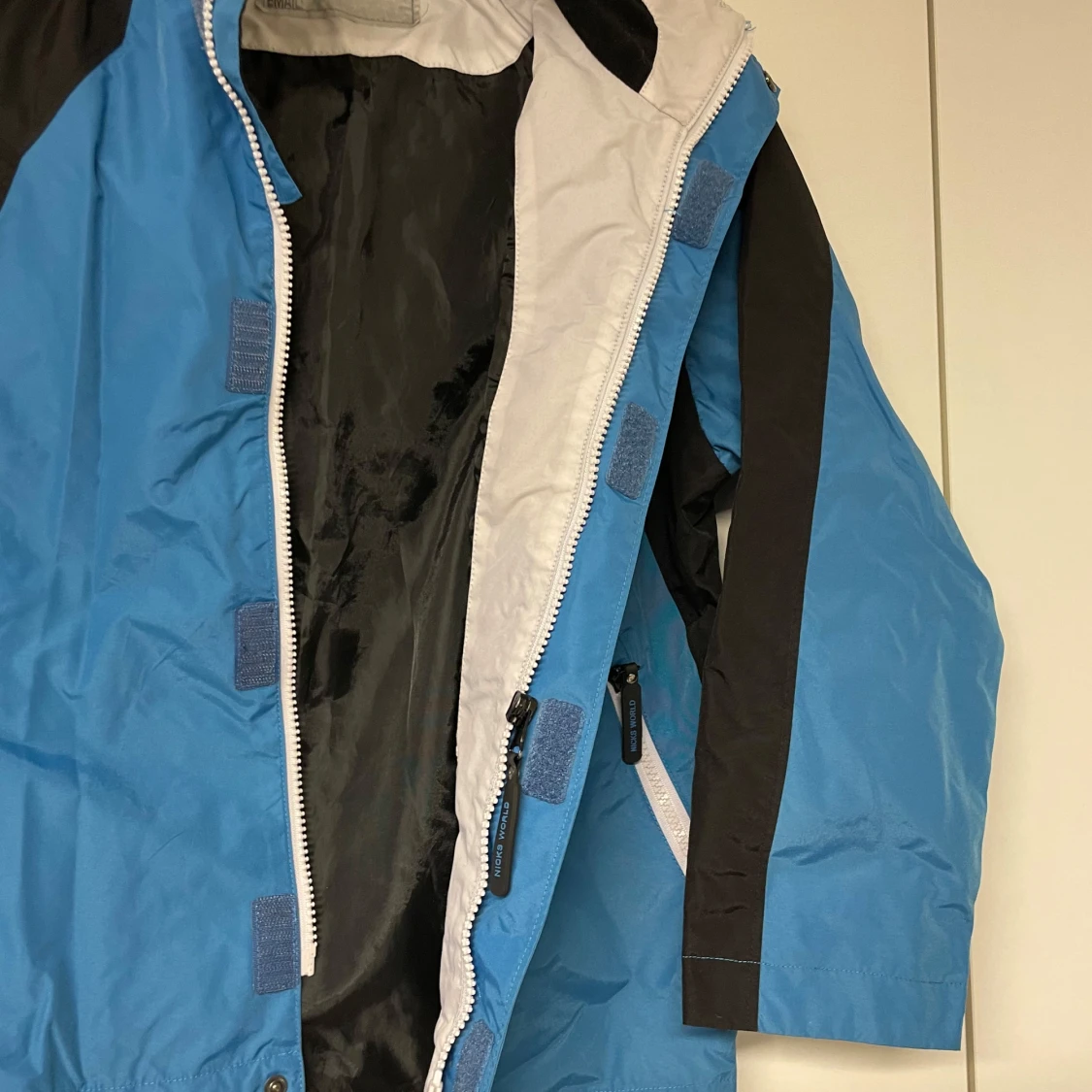 Blå och svart vindjacka med huva - 91