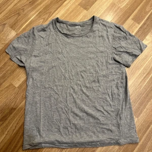 Grå t-shirt  - En enkel och bekväm grå t-shirt från Lager 157 i storlek M som är helt oanvänd! Perfekt för en avslappnad stil med sin normala passning och kortärmade design. 