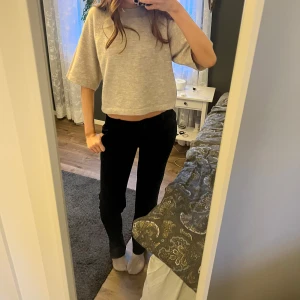 Svarta byxor från Vero Moda - Snygga svarta kostym byxor från Vero Moda. De är i fint skick med ett skönt material💕