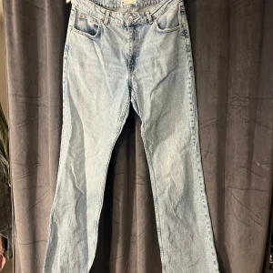 Ljusblå jeans  - Säljer ett par ljusblå jeans från Gina tricot. Bootcut med fransar nertill.