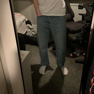 Weekday space jeans  - Säljer du dessa feta baggy jeans från weekday. Storlek 30/30. Nypris 600kr, säljer för 300kr. Skick 6,5/10. Tveka inte med att ställa frågor! 