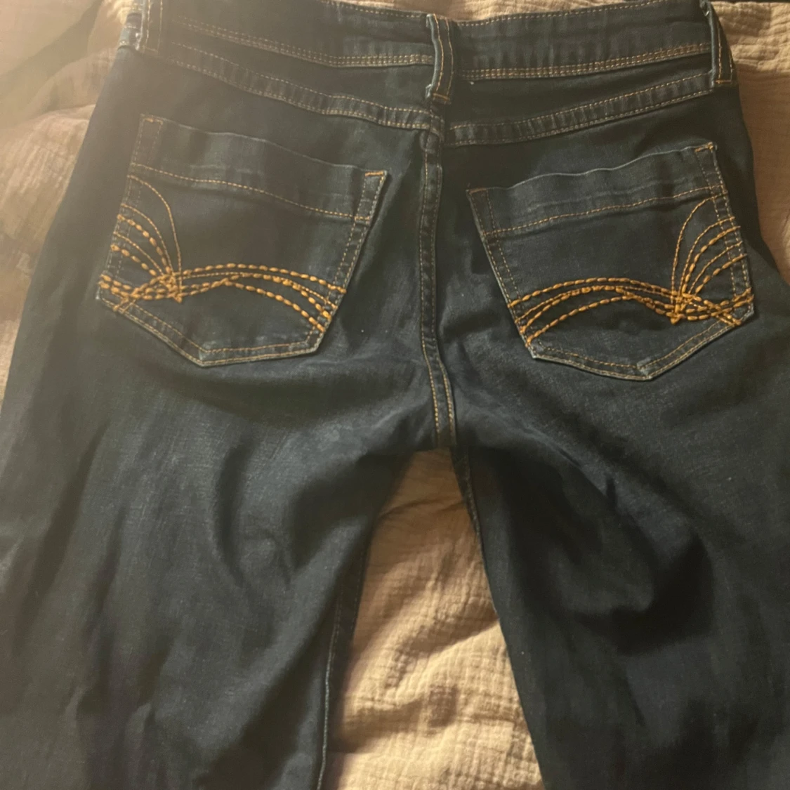 Mörkblå jeans med broderade fickor - 91