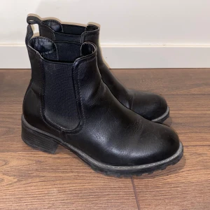 Boots Stövlar - Använda men i fint skick. • Storlek 36. • Fråga gärna!