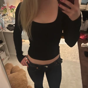  långärmad urringad topp - Snygg svart ribbad topp med långa ärmar och en croppad passform, strl xs/s, bra skick