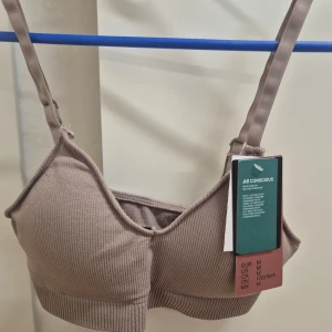 Ribbad bh med uttagbar vaddering M H&M  - Helt ny med prislapp. Färgen är en blandning av lila, brun och grå. 