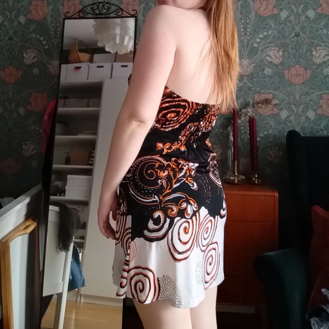 Svart halterneck-klänning med mönster - 92