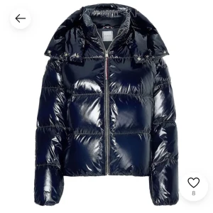 Svart glansig pufferjacka - Snygg svart pufferjacka med glansig yta och dragkedja framtill. Jackan har en krage och långa ärmar, perfekt för kyliga dagar. Den är från Tommy hilfiger och köpte den för 3499 och säljer den för 2000 ( jag står för fraktpriset), priset kan diskuteras och kom privat för privata bilder. 