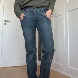 Blå jeans med broderade detaljer - Såå fina jeans med broderade detaljer! Midjemåttet är 37 cm och innerbenslängden är 87cm❤️❤️