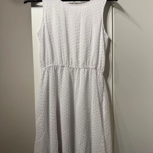 Klänning - Kappahl  - En väldigt fin och söt klänning som är köpt på barnavdelningen i Kappahl. Klänningen har använts en gång och är i mycket bra skick. Den är sann i storleken och når ungefär precis vid knäna. Den är vit med silvriga prickar och passar perfekt till olika fina tillfällen och sommaren. Materialet är väldigt skönt🫶