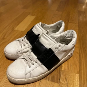 Valentino opens - Inga problem bara söndriga inutti hälen inget som känns av. Skick 7/10