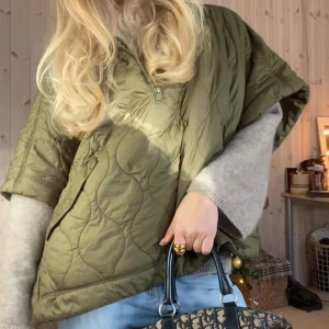 Poncho / jacka - SUPER snygg