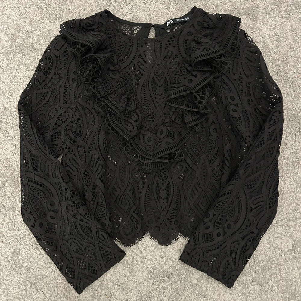 Väldigt söt blus i mycket bra skick från Zara💗. Puserot.