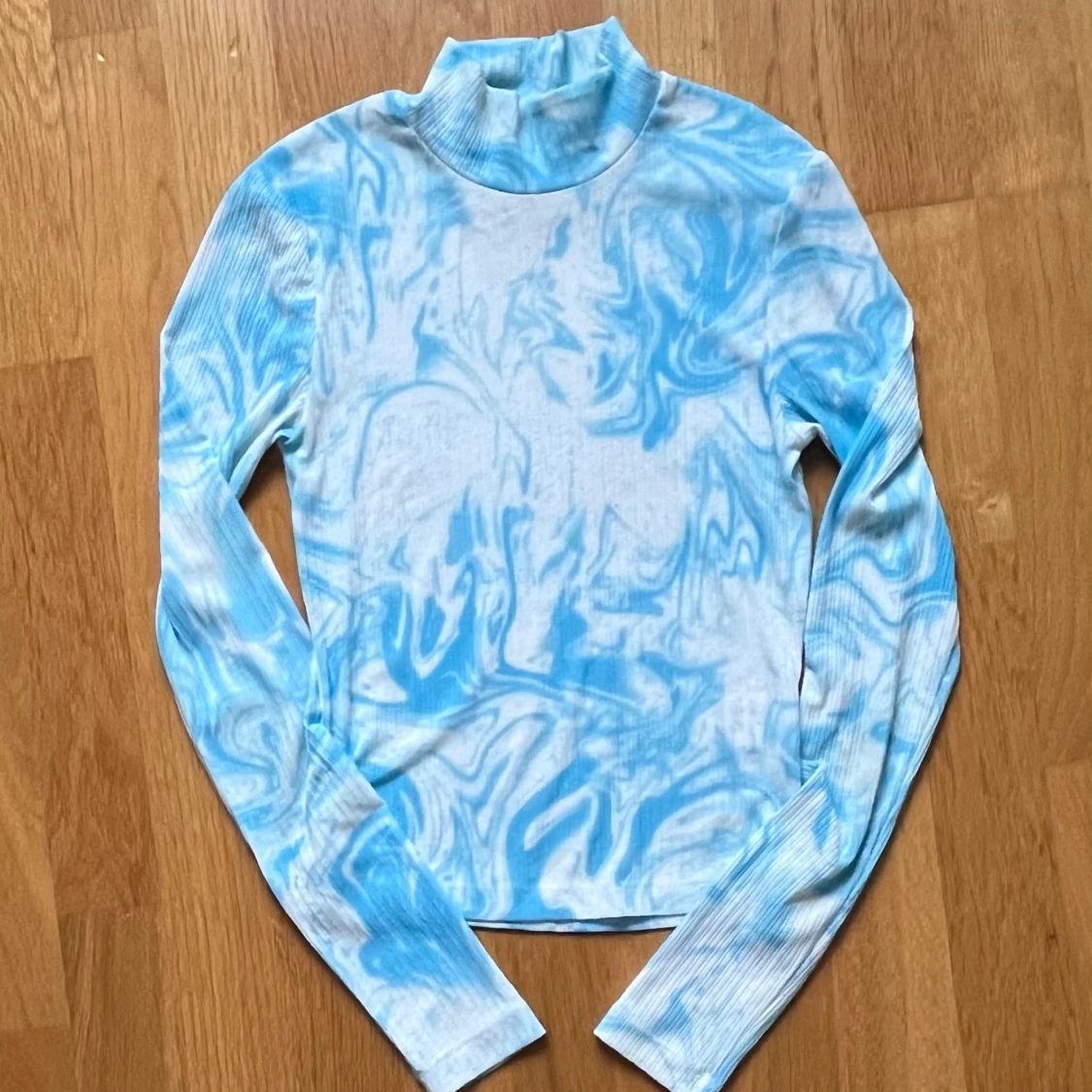 Blå och vit mönstrad polotröja