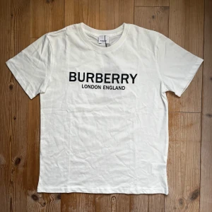 Burberry London T-shirt - Burberry London T-shirt Storlek M Helt ny med tags  Bara att höra av sig för fler bilder eller vid frågor!