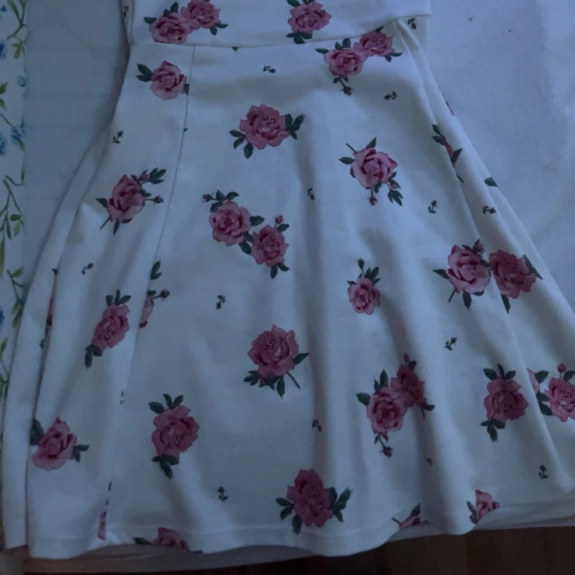 Vit klänning med rosor - 90