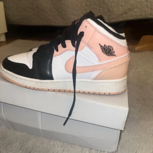 Jordan 1 crimson tint  - Jordan 1 mids from StockX. Bought a long time ago and worn them maybe 5 times. Message to discuss price. They are a bit dirty but can be easily cleaned. New price:2500