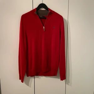 Röd merinoulltröja från Morris - Snygg röd tröja från Morris i 100% merinoull. Tröjan är i fint skick, finns ett litet litet hål under magen på tröjan men det märker man ej av, ställ frågor, Pirset ej hugget i sten!😀 