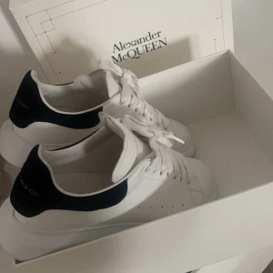 Äkta Alexander mcqueen skor - Äkta Alexander mcqueen skor använda endast 1-2 gånger som nya i storlek 39 passar även mig som vanligtvis har 38 i skostorlek , inga defekter , pris 3000 kronor sista pris då de är som nya 