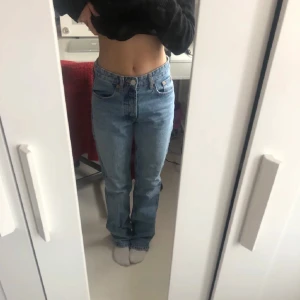 Midrise Jeans - Säljer ett par ljusblåa midrise jeans i strl. 34 från Zara, straightleg. Köptes under året 22, men har de senaste åren legat i garderoben. Zara lappen är borta (3:e bilden) då jag klippte bort den. 🩵