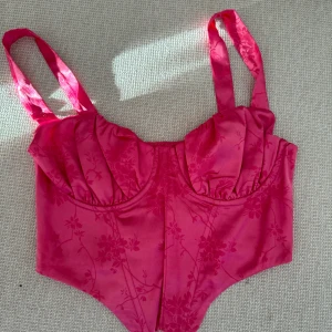 Rosa korsett - Använd en gång, som ny. 