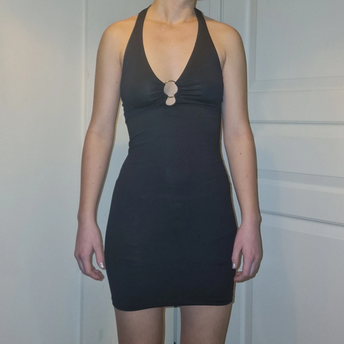 Svart axelbandslös klänning