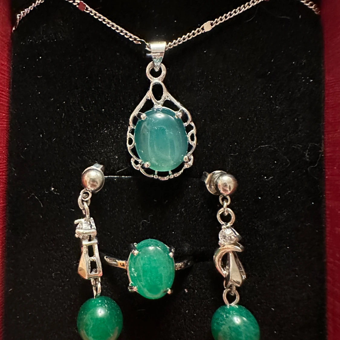 Smyckeset med gröna stenar - 90