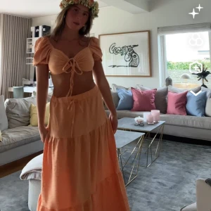 Orange set - Ett set med kjol och top. Orange/aprikos. Älskar detta sättet. Storlek S. 