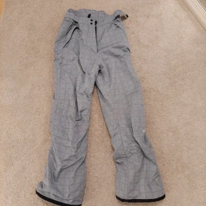 Täckbyxor - Mönstrade Ljus gråa/blåa täckbyxor, storlek 164. Märke everest, detaljer med reflexer, fint skick! Är unisex