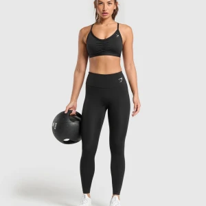 Svarta leggings från Gymshark - Snygga svarta leggings från Gymshark med hög midja och en tight passform. Perfekta för träning med en stilren design och logotypdetalj på höften och ryggen. Använda 1 gång! 