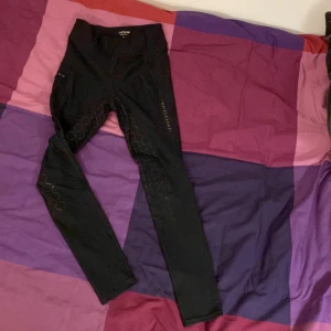 Svarta ridbyxor från Jacson - Snygga svarta ridbyxor från Jacson med silikonprint för extra grepp. Tillverkade i en mix av nylon och spandex för optimal komfort och stretch. Perfekta för ridning med hög midja och tight passform.