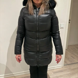 Colmar jacka  - Säljer nu min colmar jacka i storlek S endast använd två gånger pga av att den är för liten. Köpte för två månader sedan för 5000kr säljer för 3500! 