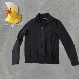 Ralph lauren zip - Säljer denna ralph lauren zip. Storlek S. Rekommendera till folk runt 168-172. Passar mig bra som e 172cm. Bra skick. Pris kan diskuteras. 