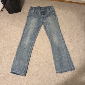 Blå jeans med bootcut - Säljer ett par klassiska blå lågmidjade jeans med bootcut. 
