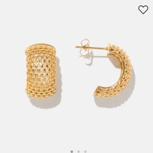 Guld örhängen  - Super snygga guldpläterade örhängen köpta från ur och penn för 298kr💕 guldpläterade och nickelfria, super fint skick.