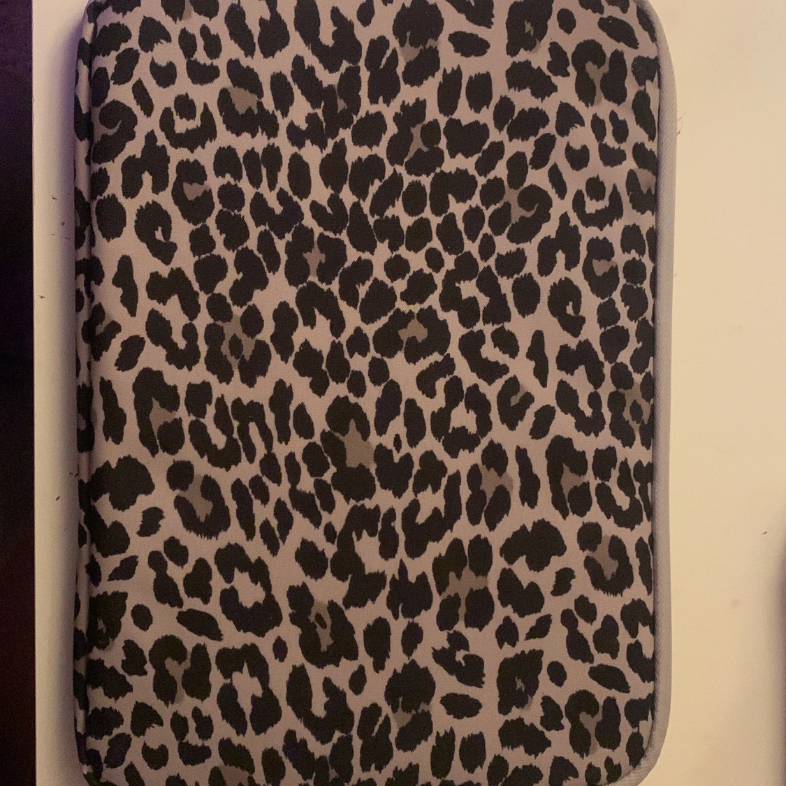 Leopardmönstrad datorväska - 90