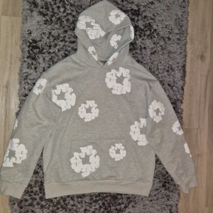 Grå Denim tears hoodie - Helt ny aldrig använd. Säljer eftersom den är för stor för mig. Priset kan sänkas vid snabbaffär.