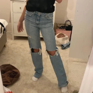Zara jeans - Ljusa Zara jeans med hål i storlek 36. Lite slitna men inget man tänker på, lite som har lossnat. Perfekta på mig som är 172.💞