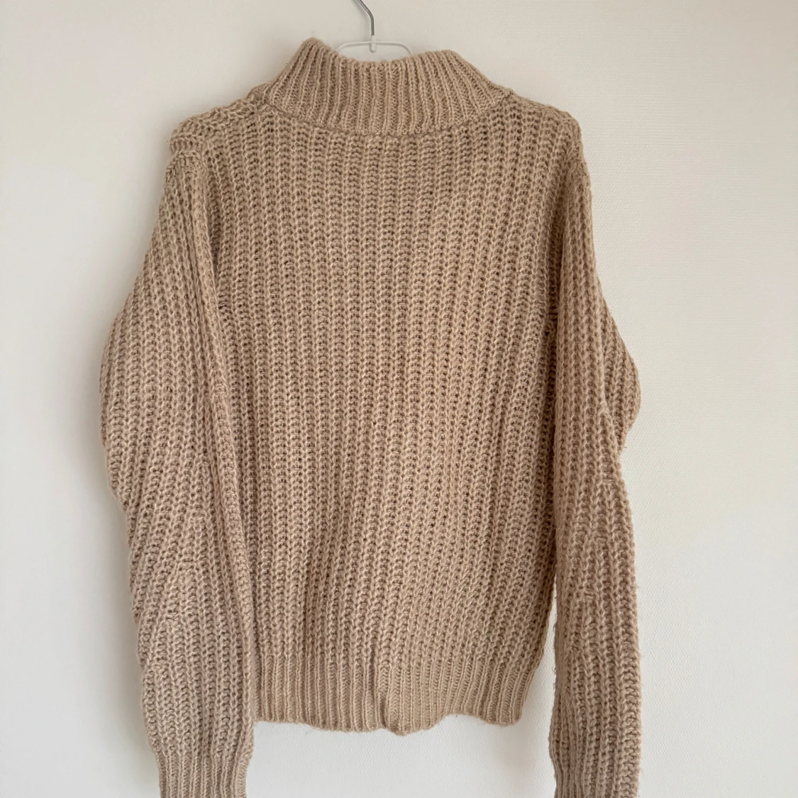 Beige stickad tröja från b.young - 92