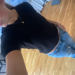 Fin stickad t-shirt - Stickad t-shirt i storlek M