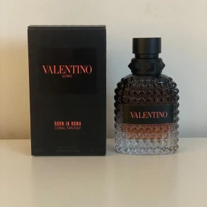 Valentino Uomo Born in Roma Coral Fantasy 50ml - Säljer en lyxig parfym från Valentino, Uomo Born in Roma Coral Fantasy. Flaskan har en elegant design med en mönstrad yta i glas och en svart kork. Doften är modern och sofistikerad, perfekt för den stilmedvetna. 47/50ml skulle jag säga, knappt använd.