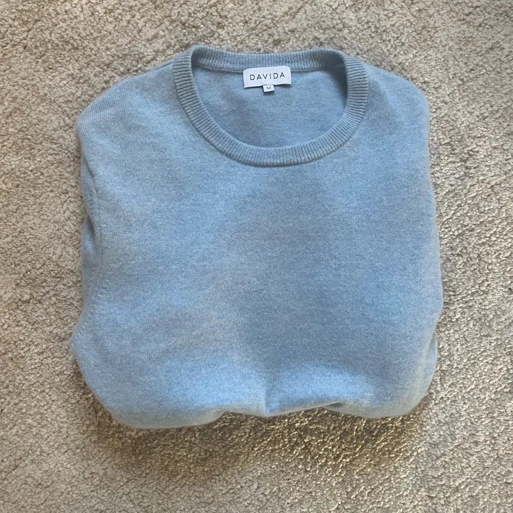 Säljer en helt ny stickad kashmir tröja från Davida cashmere. Gjord i 100% italiensk kashmir | Nypris ca 3000kr. Säljer nu billigt för 1499kr. Tags medkommer vid köp!. Neuleet.