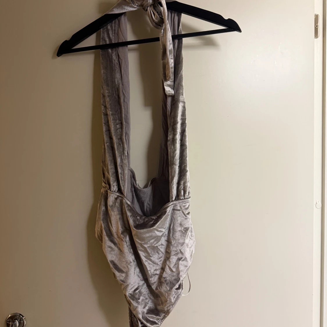 Grå sammet bodysuit från Bik Bok - 91