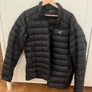 Arc’teryx Jacka - Jättesnygg och varm arc’teryx jacka i storlek medium. Inga defekter, fläckar eller dunläckage, använd endast en vinter. Nypris 4200